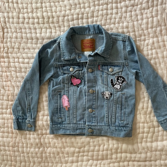 Levi’s little girls Sz 5/6 Kids Trucker Denim Jacket with curated patches - Picture 7 of 15
